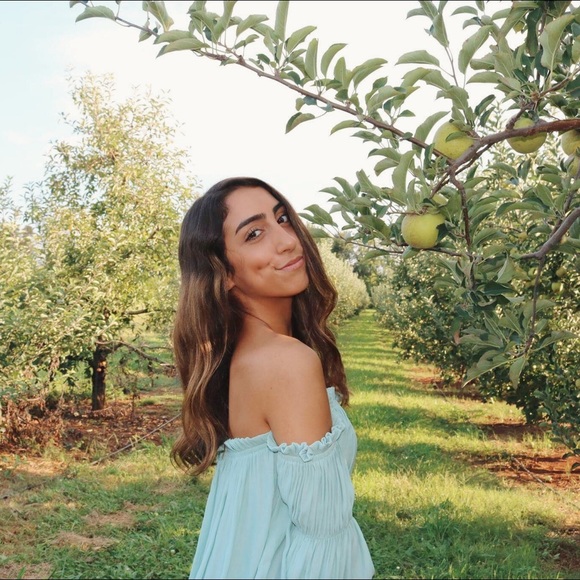 Meet your Posher, Olivia - Picture 2 of 3